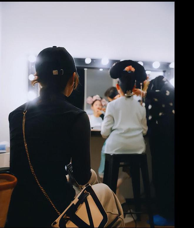 嬛照” 动作温馨有爱母爱满满！m6米乐注册孙俪陪女儿拍摄“甄