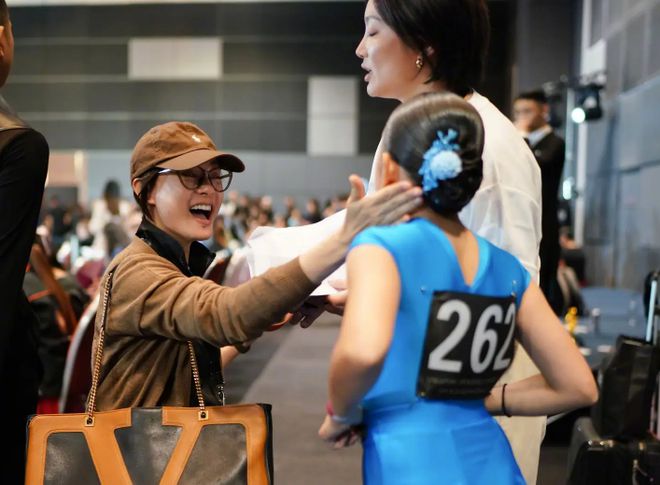 嬛照” 动作温馨有爱母爱满满！m6米乐注册孙俪陪女儿拍摄“甄(图2)