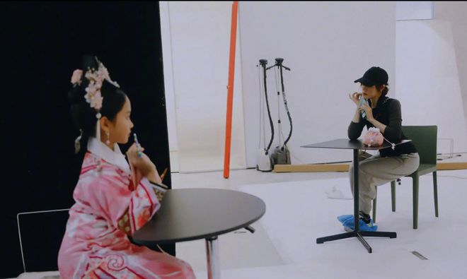 嬛照” 动作温馨有爱母爱满满！m6米乐注册孙俪陪女儿拍摄“甄(图6)