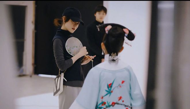 嬛照” 动作温馨有爱母爱满满！m6米乐注册孙俪陪女儿拍摄“甄(图4)
