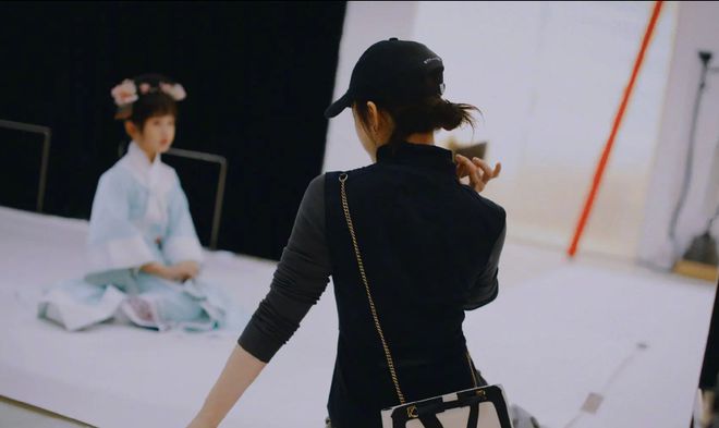 嬛照” 动作温馨有爱母爱满满！m6米乐注册孙俪陪女儿拍摄“甄(图7)