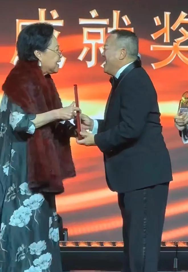 台上嚼口香糖与金沙总裁骑旋转木马挺幼稚米乐m6登录入口曾志伟澳门参加电影节(图3)