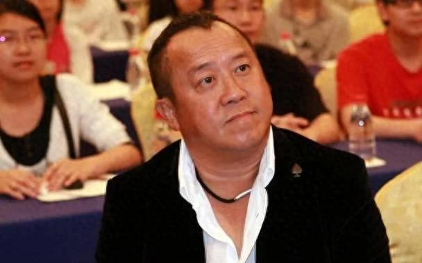 台上嚼口香糖与金沙总裁骑旋转木马挺幼稚米乐m6登录入口曾志伟澳门参加电影节(图2)