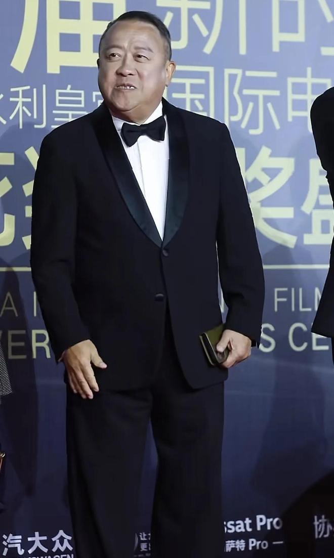 台上嚼口香糖与金沙总裁骑旋转木马挺幼稚米乐m6登录入口曾志伟澳门参加电影节(图9)