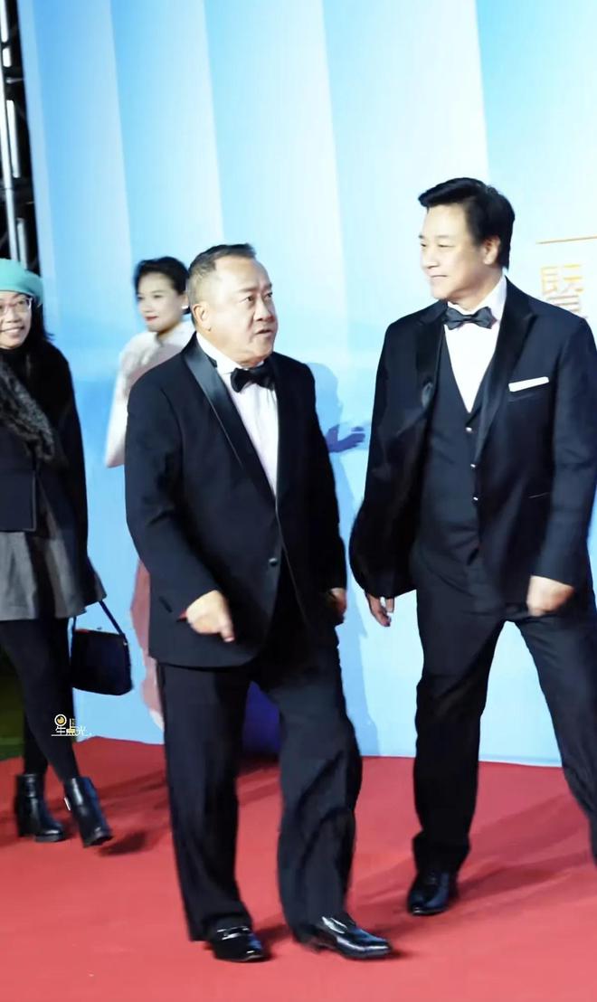 台上嚼口香糖与金沙总裁骑旋转木马挺幼稚米乐m6登录入口曾志伟澳门参加电影节(图12)