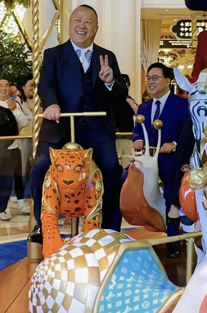 台上嚼口香糖与金沙总裁骑旋转木马挺幼稚米乐m6登录入口曾志伟澳门参加电影节(图13)