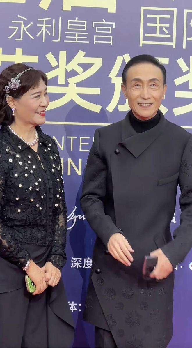 台上嚼口香糖与金沙总裁骑旋转木马挺幼稚米乐m6登录入口曾志伟澳门参加电影节(图10)